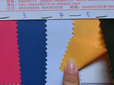 【0118#供應(yīng)250DPVC夾網(wǎng)布雨衣面料EVATPU標(biāo)準(zhǔn)環(huán)保材料6P手袋鞋材】價(jià)格,廠家,圖片,復(fù)合面料、功能面料,東莞市佰泰紡織-